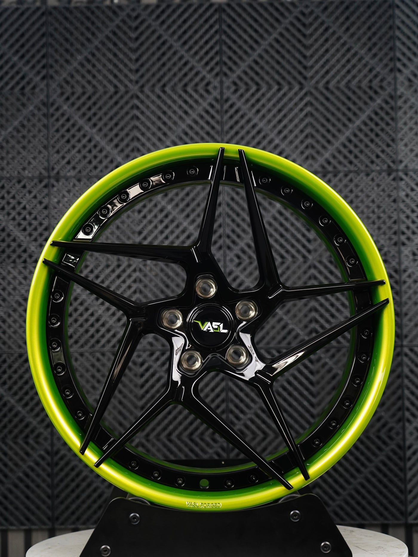 VP33 2025 Corvette C8 E-Ray directional 5-star forged wheel front view gloss black face lime green lip and barrel by VASL Performance